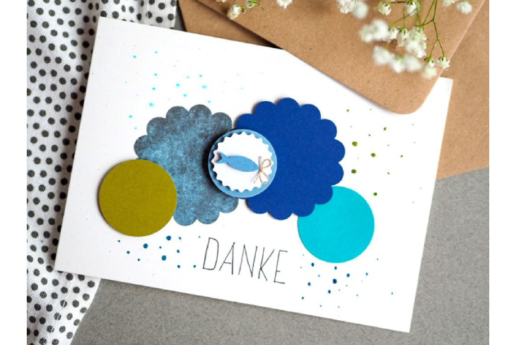 Selbstgestaltete Dankeskarte mit bunten Kreisen und Fischmotiv zur Kommunion.