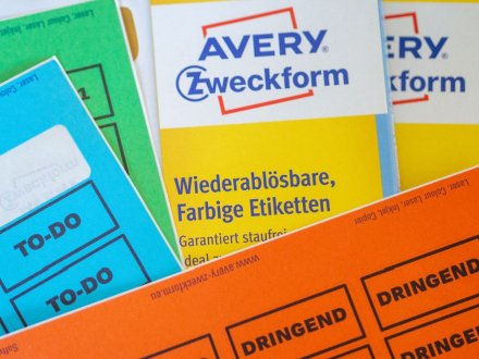 Bunte Avery Zweckform Etiketten für Büroorganisation.