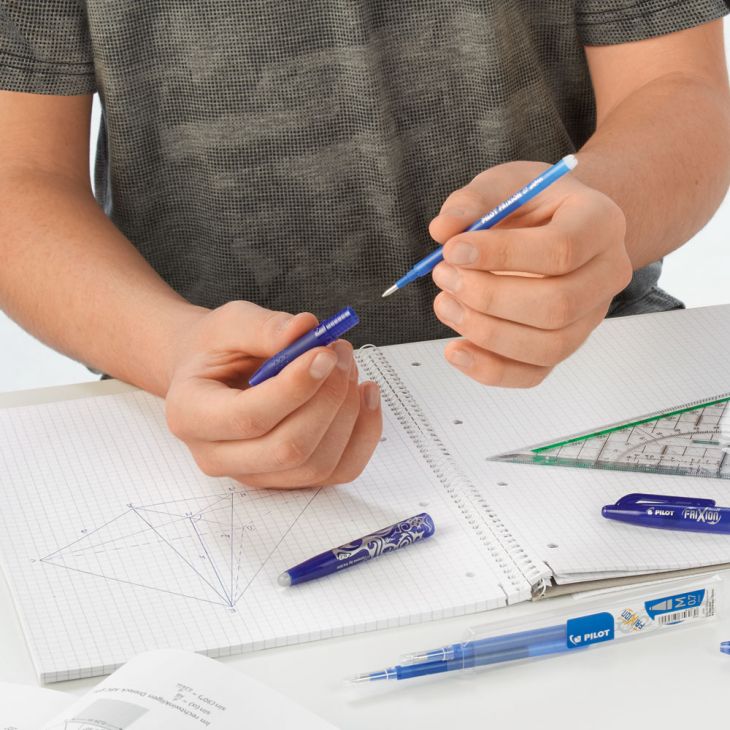 Ein Junge tauscht die Mine seines Frixion Pens aus. 