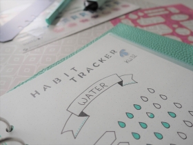 Nahaufnahme eines Habit-Trackers mit Trinkerinnerung