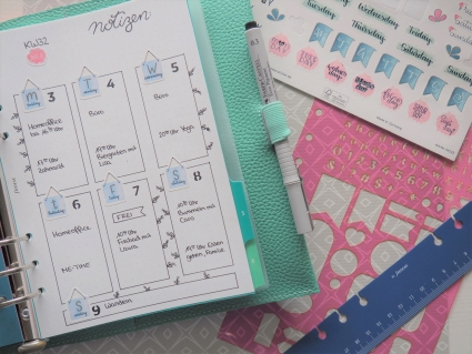Wöchentlicher Plan im Ringbuch mit Stickern und Lineal.