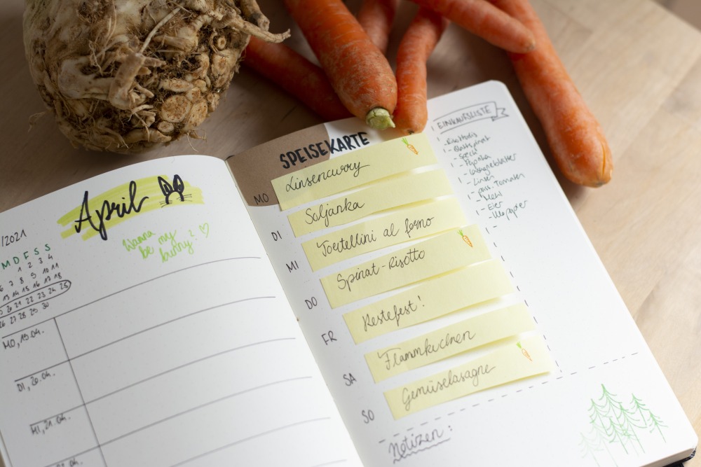 Wochenübersicht im Bullet Journal mit Karotten und Sellerie