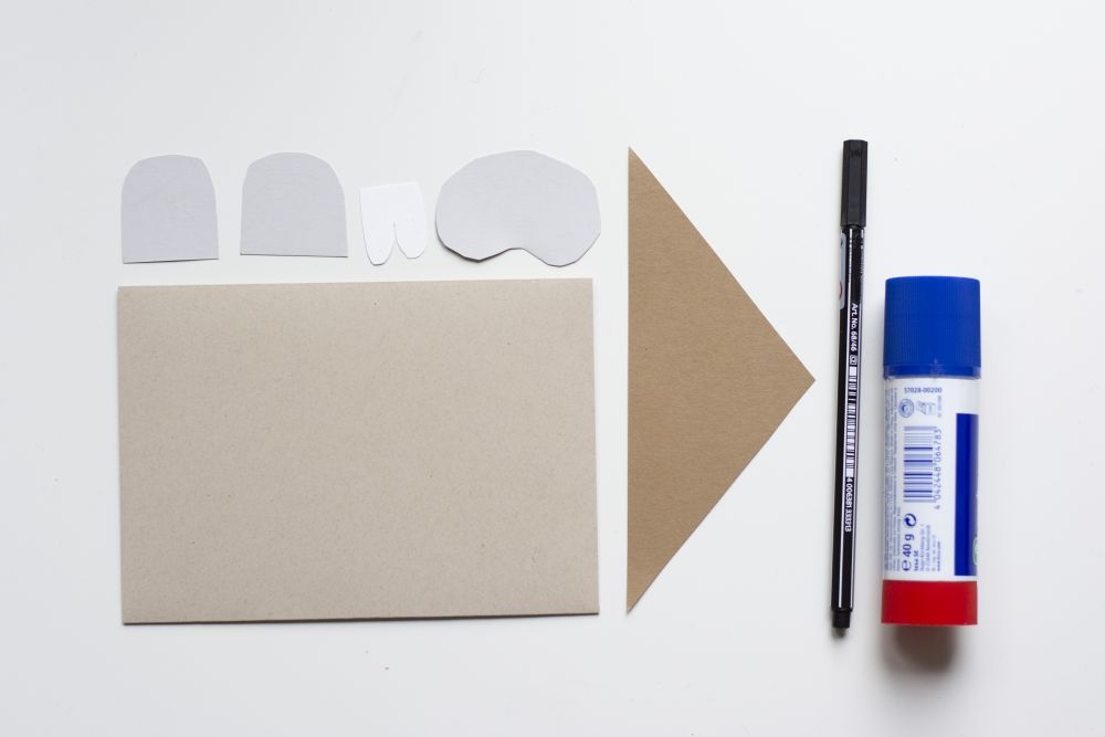 Bastelanleitung Einladungskarte zum Kindergeburtstag: Selbst gebastelte Do it yourself-Karte als Biber. Schritt 1: Papierzuschnitte, Briefumschlag, Filzstift, Klebestift
