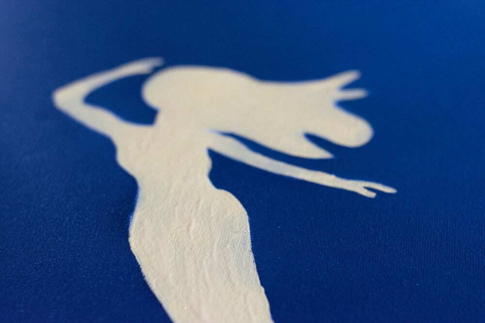 Nahaufnahme einer mit Acrylfarben gemalten Meerjungfrau auf Leinwand. Der Pinselduktus ist deutlich zu erkennen.