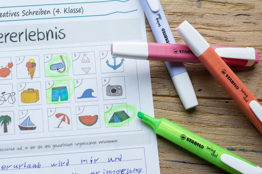 Nahaufnahme einer kreativen Scheribübung für Grundschüler. Daneben liegen mehrere Textmarker Swing Cool von Stabilo.