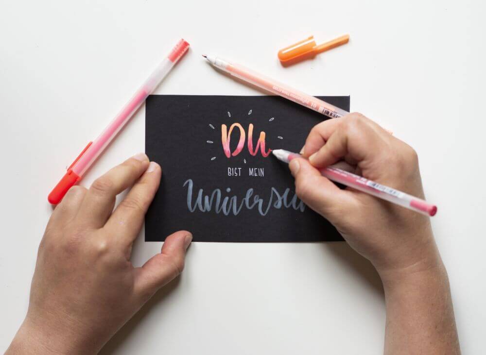 Anleitung Blending mit Gelstiften (Gelly Rolls von Sakura), Schritt 2: Mit Gelrollern in fluoreszierenden Farben das Wort "Du" mit Farbe und sanften Farbverläufen füllen.