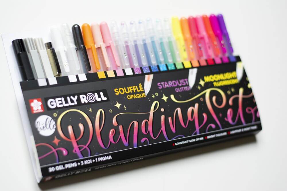 Produktbild des Handlettering-Stiftesets "SAKURA Gelly Roll Frau Hölle Blending-Set, 24 Stifte" von Royal Talens.