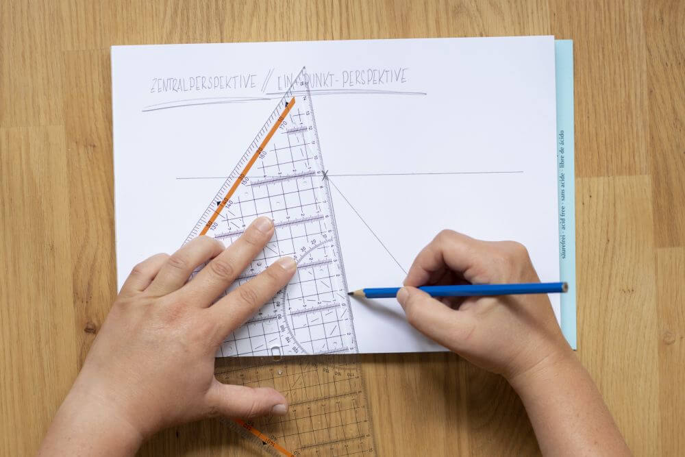 1-Punkt-Perspektive Schritt 3: Vom Fluchtpunkt aus zwei Linien nach unten ziehen.