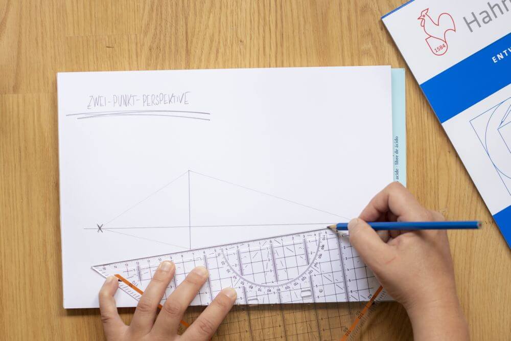 2-Punkt-Perspektive Schritt 4: Vom oberen und unteren Ende der vertikalen Linie Fluchtlinien zu beiden Fluchtpunkten ziehen.