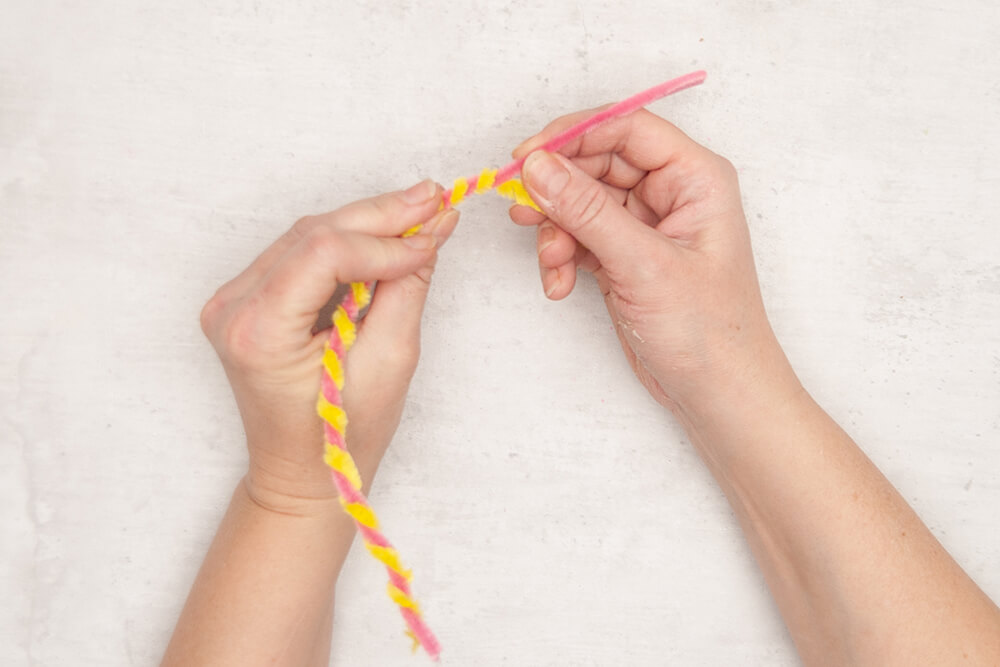 Ein pinker und ein gelber Chenilledraht von Knorr-Prandell werden miteinander verzwirbelt. Fotos: Johanna Rundel