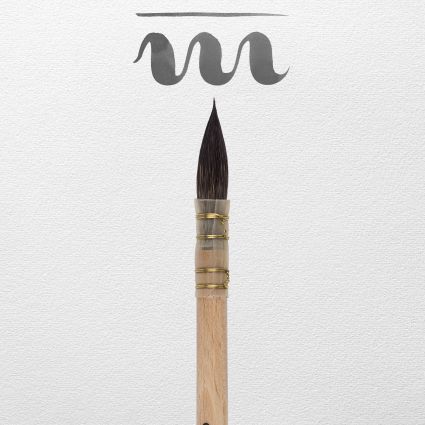 Ein Fehhaar-Pinsel von Royal Talens liegt auf einem weißen Untergrund. Oberhalb des Pinsels sieht man einen waagerechten Strich, sowie eine Wellenlinie, die den Farbauftrag des Pinsels darstellen.