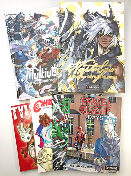 Auf einem hellen Untergrund liegen sechs verschiedene Manga-Hefte und Bücher von Reyhan Yildirim. Foto: Reyhan Yildirim