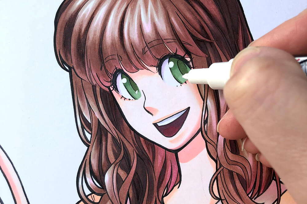 Jemand setzt mit einem weißen Acrylmarker von Tombow einen Lichtpunkt in die Augen einer gezeichneten jungen Frau im Manga-Stil. Foto: Reyhan Yildirim