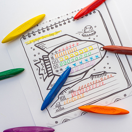 Auf einem weißen Untergrund liegt ein ausgefülltes Blatt mit Schwungübungen. Drumherum liegen verschiedenfarbige, dreieckige Wachmalstifte von Pelikan. Foto Johanna Rundel