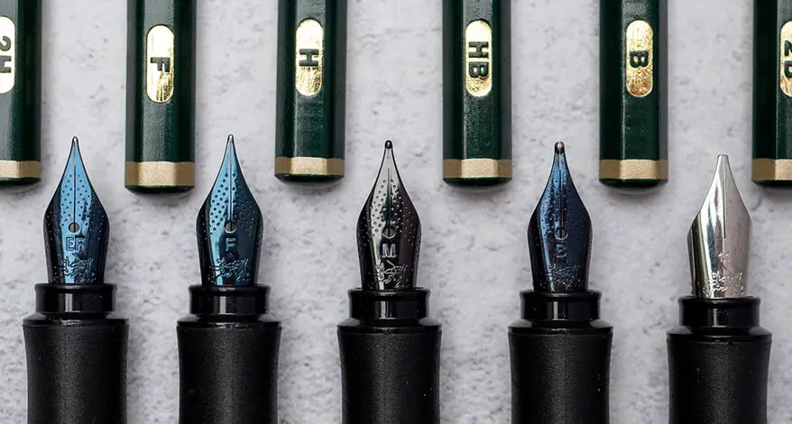 Unterschiedliche Füllerspitzen und Bleistift-Enden mit Aufdruck der Strichbreiten.