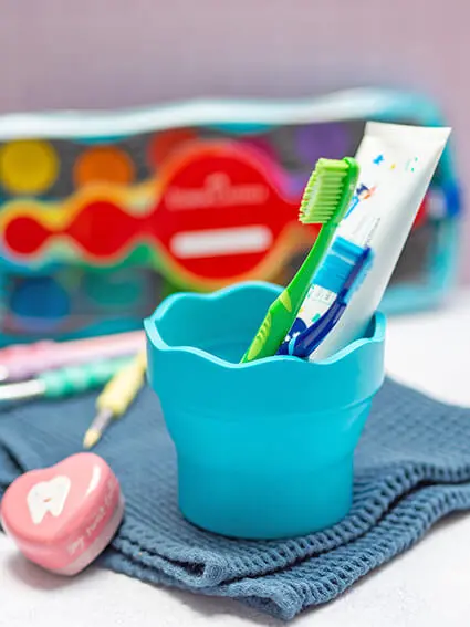 Ein Wasserbehälter von Faber-Castell wurde zu einem Zahnputzbecher umfunktioniert. Darin sind zwei Zahnbürsten und eine Zahnpastatube. Foto: Johanna Rundel