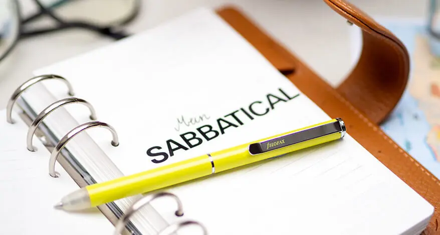 Ein brauner Filofax-Organizer; auf der aufgeschlagenen Seite steht in schwarzen Buchstaben: Mein Sabbatical. Foto: Johanna Rundel
