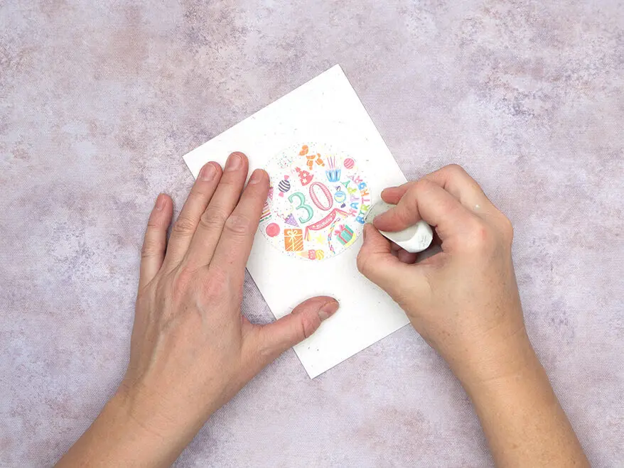 Jemand radiert einen runden Bleistift-Umriss auf einer hellen Blanko-Klappkarte von Rössler aus. Foto: Johanna Rundel 