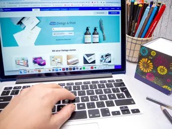Jemand hat auf seinem Laptop-Bildschirm die Design & Print Software von Avery Zweckform aufgerufen und gibt auf der Tastatur etwas ein. Foto: Johanna Rundel
