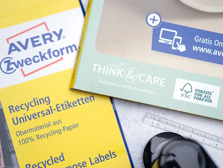 Zwei Packungen Recyclingetiketten von Avery Zweckform liegen auf einem Schreibtisch. Das FSC-Siegel ist zu erkennen. (Foto: Johanna Rundel)