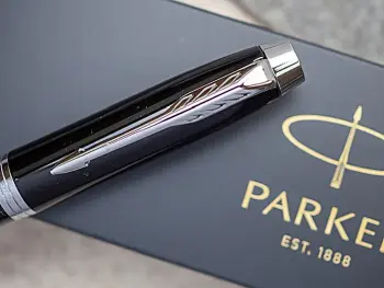 Nahaufnahme einer Füllfederhalter-Kappe der Marke Parker. Im Fokus ist der Clip im markentypische Pfeil-Design. Foto: Johanna Rundel