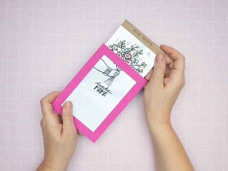 Jemand klebt ein Herzsticker von herlitz auf die Rückseite eines Briefumschlags. Foto: Johanna Rundel