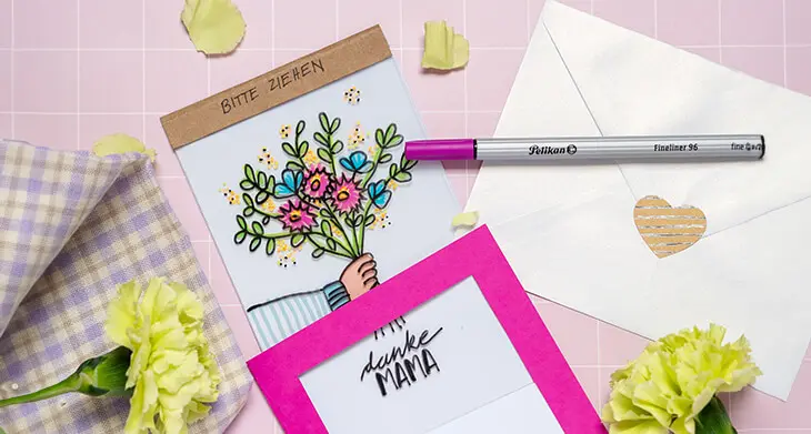 ine mit Materialien von Pelikan und Herlitz selbstgebastelte Schiebekarte zum Muttertag liegt auf einem rosa Untergrund. Das Motiv ist ein Arm der einen Blumenstrauß hält. Foto: Johanna Rundel