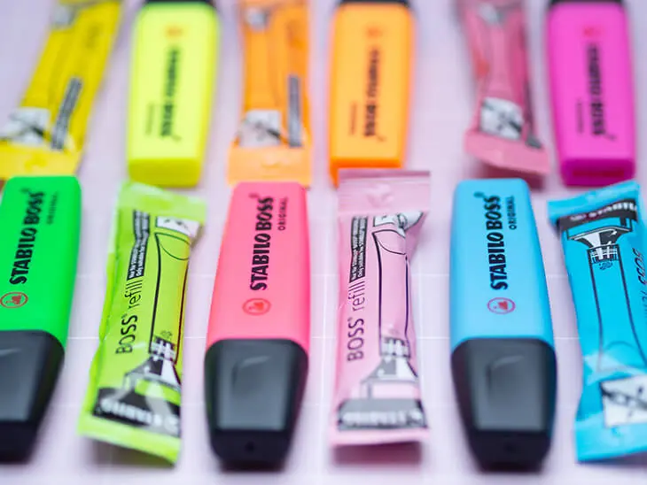 Viele bunte Textmarker von STABILO liegen nebeneinander mit den passenden Refill-Tuben auf einem rosa Untergrund. Fotos: Johanna Rundel