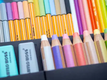 Detailaufnahme einer schwarzen Box, in der verschiedene Bunt- und Fasermaler, Woodys und Textmarker von STABILO aufbewahrt werden. Foto: Johanna Rundel