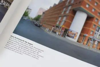 Nahaufnahme einer Bildunterschrift aus einem Buch zum Thema Architektur.