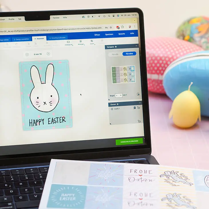 Auf einem aufgeklappten Laptop-Bildschirm ist ein Online-Gestaltungsprogramm von Avery Zweckform geöffnet. Es ist ein Oster-Etikett mit Hasenmotiv zu sehen. Foto: Johanna Rundel