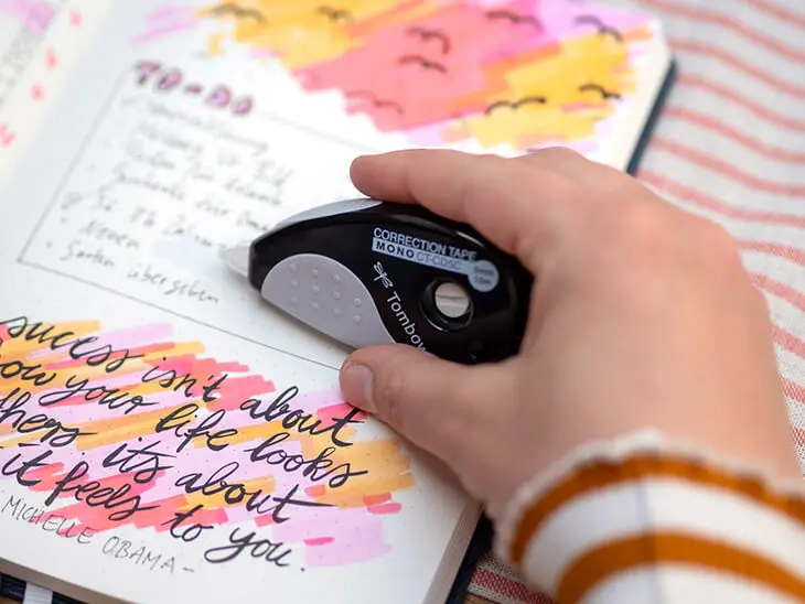 Jemand bessert mit einem Korrekturtape von Tombow einen Fehler in seinem Bullet-Journal aus. Foto: Johanna Rundel