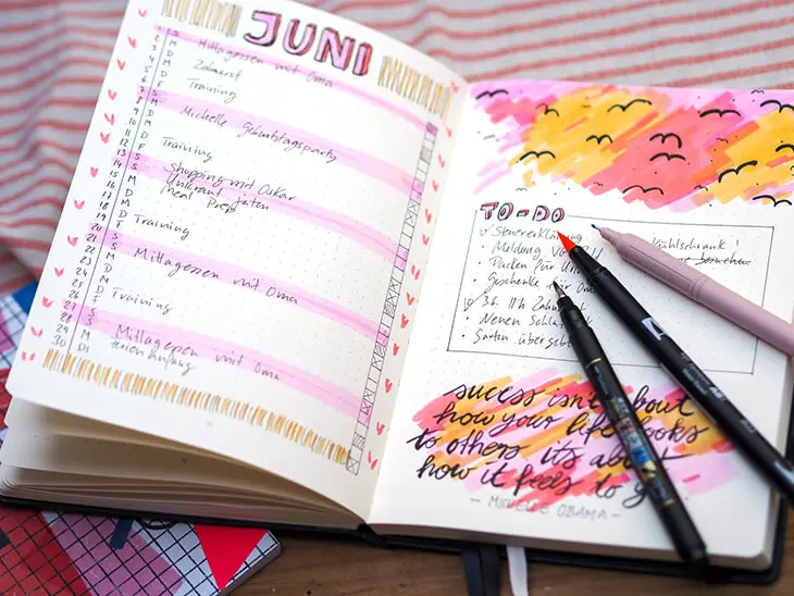 Ein aufgeschlagenes Bullet Journal, auf der Doppelseite ist ein themenbasierter monthly log angelegt. Verschiede Stifte von Tombow liegen zur Gestaltung bereit. Foto: Johanna Rundel