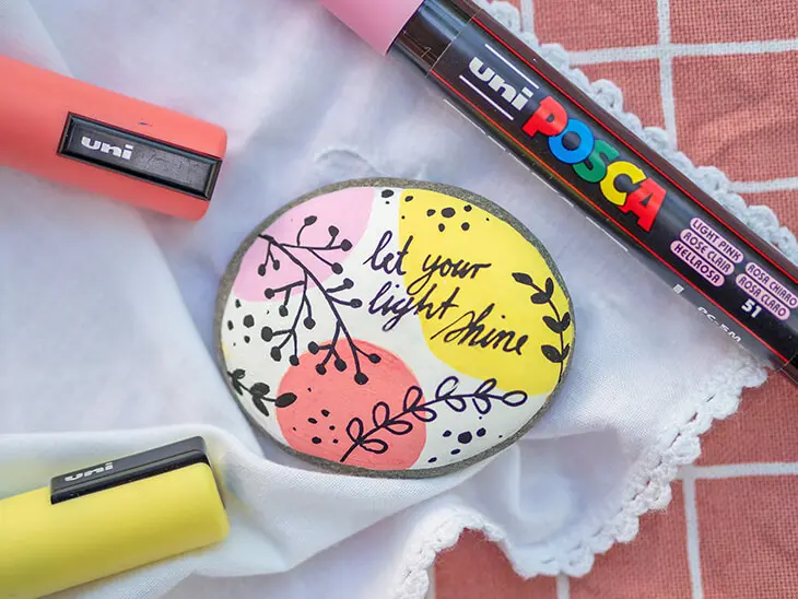 Auf einen Stein wurde mit POSCA-Markern ein Lettering gemalt. Foto: Johanna Rundel)