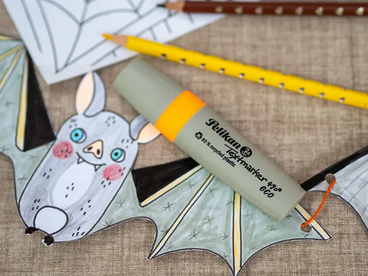 Marker und Stifte von Pelikan & herlitz liegen neben Ausmalbild. Foto: Johanna Rundel