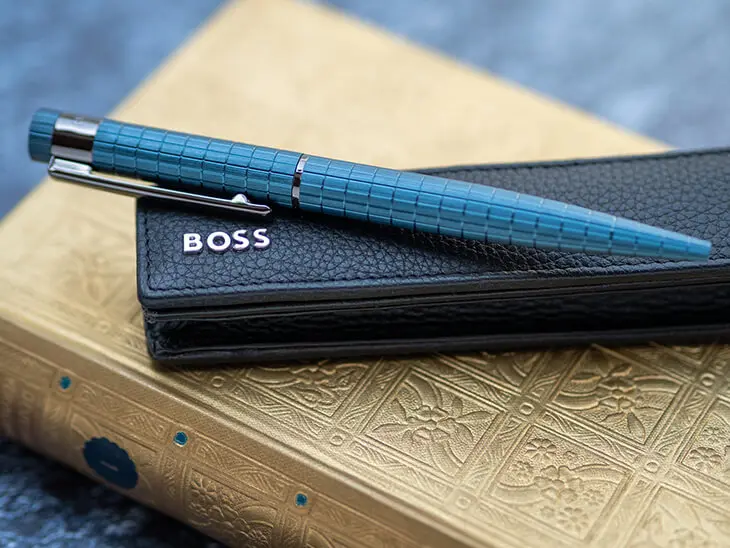 Blauer HUGO BOSS Kugelschreiber liegt auf schwarzem Etui. Foto: Johanna Rundel