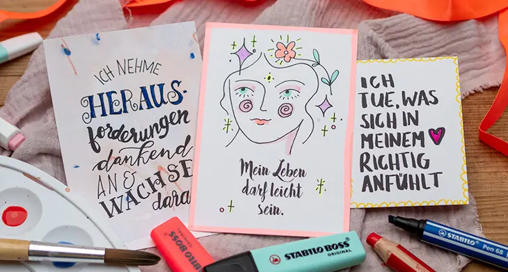3 selbst gestaltete Affirmationskarten mit Letterings und Stiften von Stabilo.
