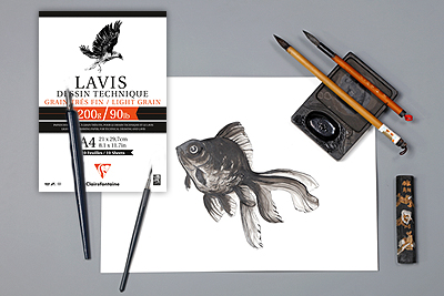 Ein Blatt mit gezechnetem Fisch, ein Malblock, Tuschestifte liegen auf einem Tisch 