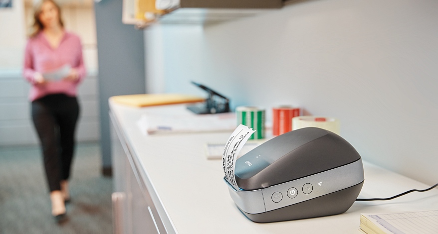 Beschrfitungsgerät von Dymo auf einem Sideboard