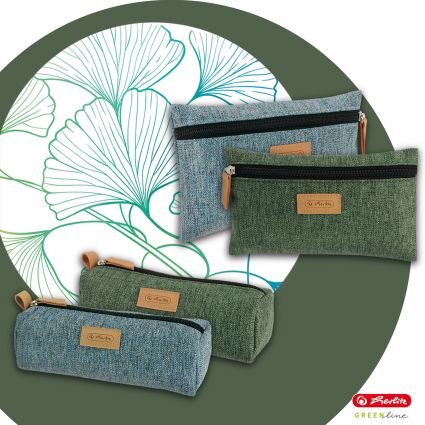 Produktbild der Serie Greenline von Herlitz: Vor einem illustrirtem Hintergrund stehen verschiedene Stifteetuis, Shclampermäppchen und Faulenzer in grün und grau.