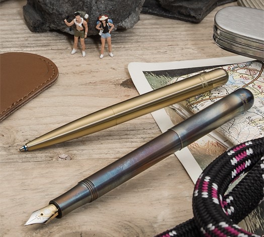 Zwei edle Kaweco-Stifte auf einem Holztisch.