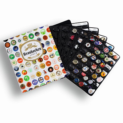 Album zur Sammlung bunter Kronkorken, einige Seiten sind aufgefächert.