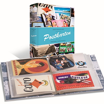 Offenes Album mit bunten Postkarten, daneben der passende Einband.