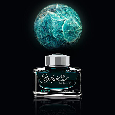 Produktbild der Edelsteintinte "Apatit" von Pelikan. Vor schwarzem Hintergrund steht ein Tintenfass mit der blau-türkisen Tinte. Darüber schwebt eine planetenähnliche Kugel in der gleichen Edelsteinfarbe.