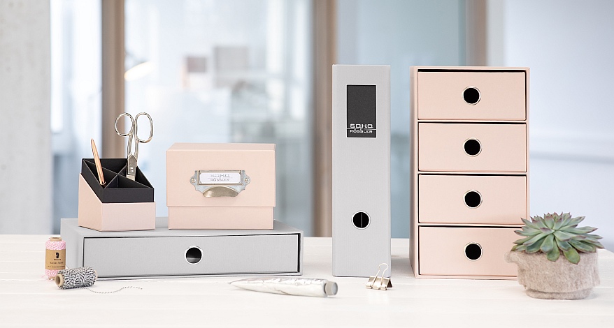 Auf einem Schreibtisch stehen diverse Ordnungsmaterialien wie Schubladenboxen, Stehsammler von Rössler 