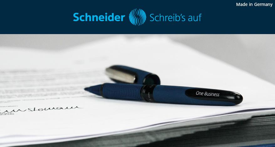 Ein Rollerball der Marke Schneider liegt auf einem beschriebenem Papier, am oberen Rand das Logo der Marke Schneider