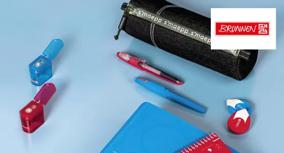 Auf einem blauen Tisch liegen Mäppchen, Stifte, Anspitzer und Radiergummi.