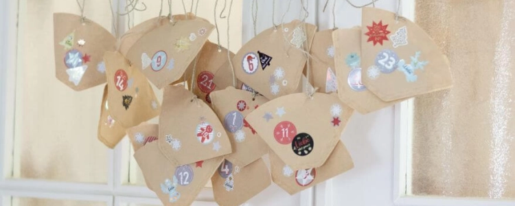 Kaffeefilter Tüten hängen als Adventskalender an Kordeln  