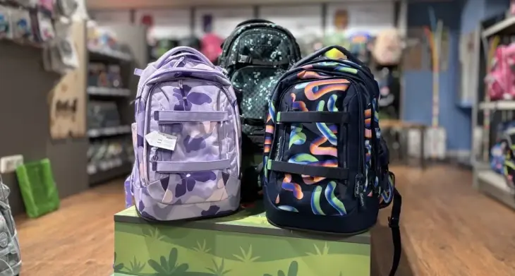 Auf einem Podest stehen drei Schulrucksäcke der Kollektion 2025 von satch und coocazoo