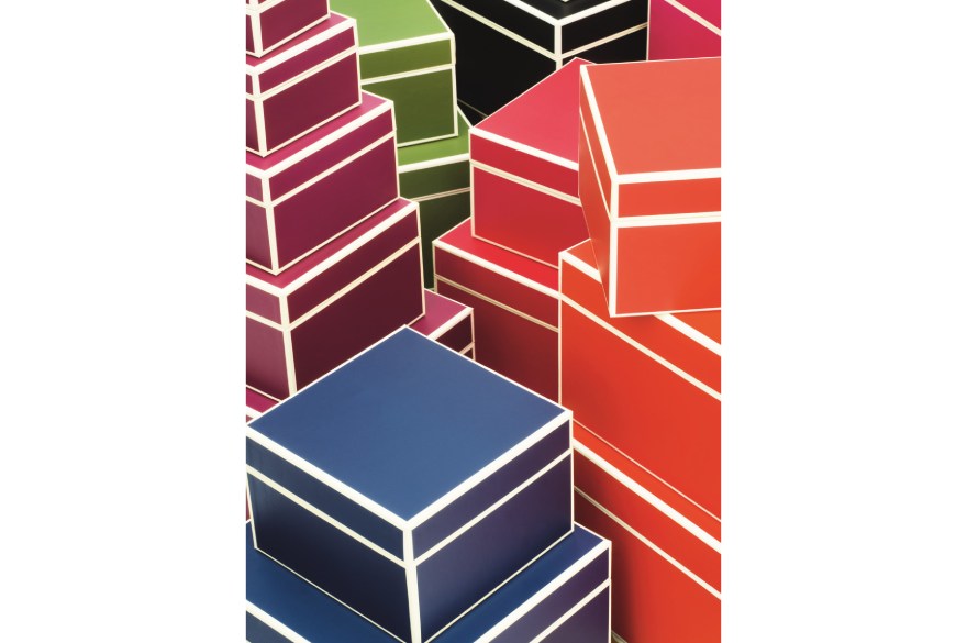 Viele bunte Semikolon Foto-Aufbewahrungsboxen sind übereinander gestapelt.